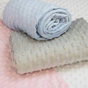 Cobija de polar con bordado