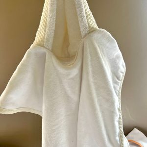 Poncho con gorro y bies de color