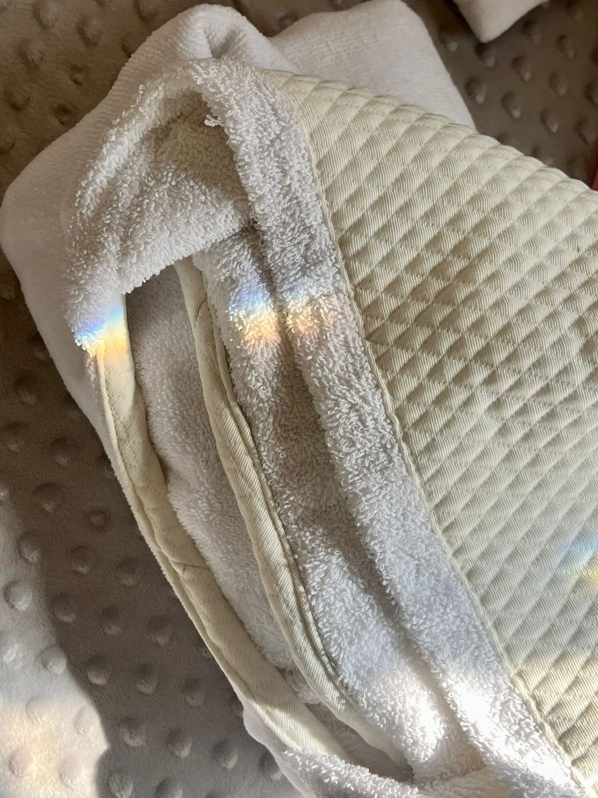 Poncho con gorro y bies de color - Image 3