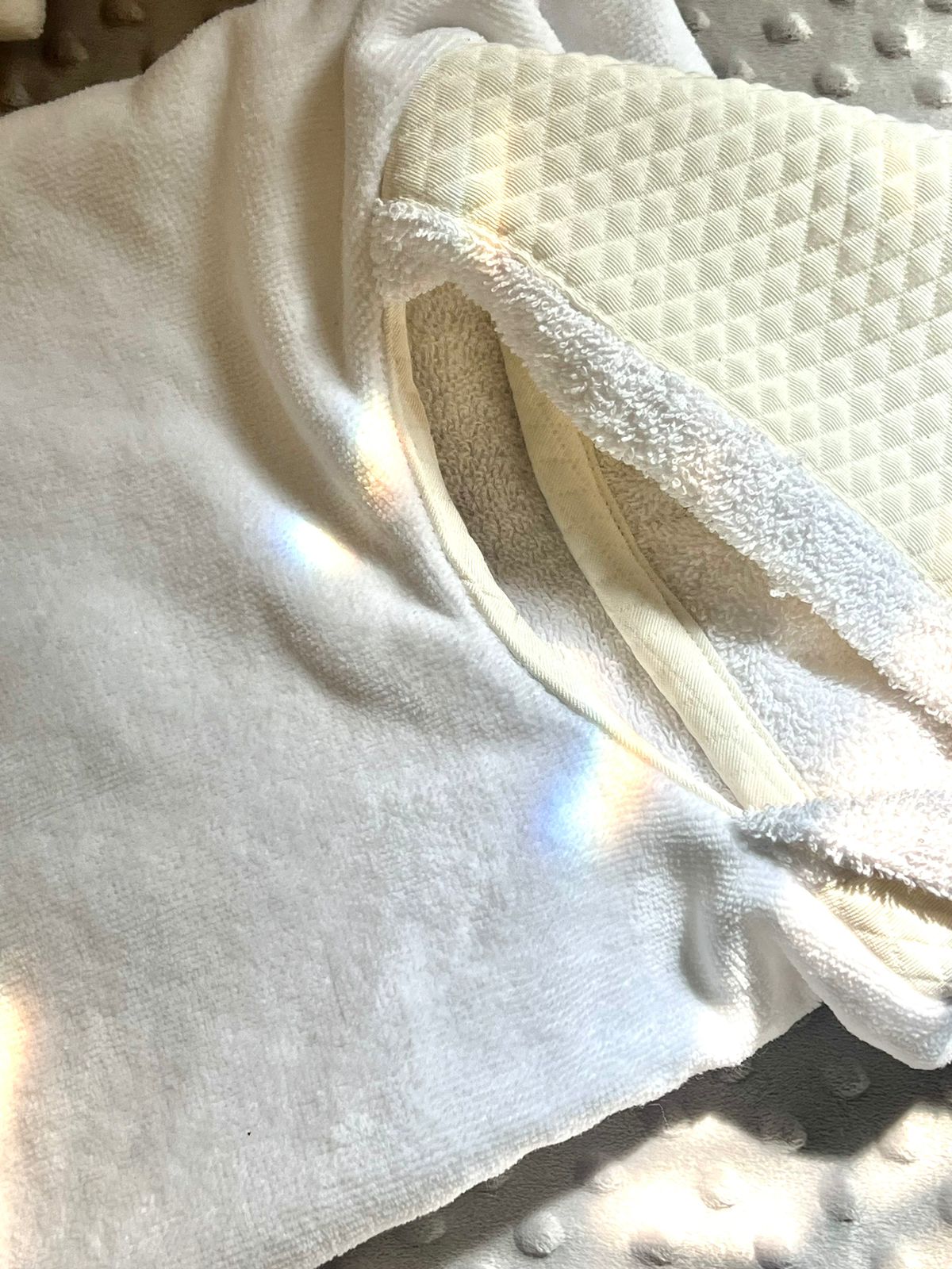 Poncho con gorro y bies de color - Image 4