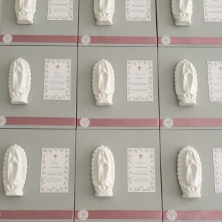 Virgen o Ángel de cerámica blanca